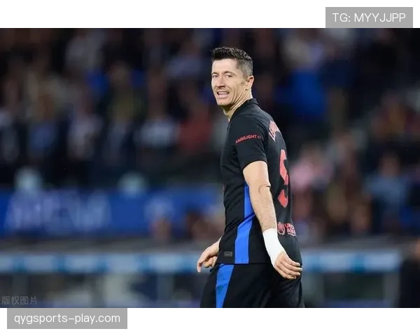 莱万多夫斯基与同期前锋关键比赛表现对比：谁更具决定性