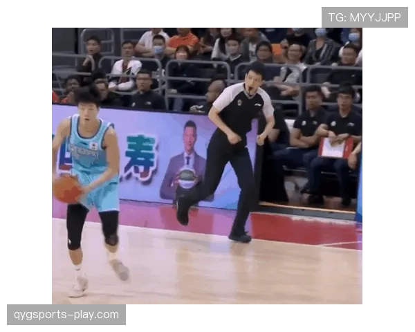 篮球比赛中如何判定空中对抗判罚，让你快速看懂裁判吹罚标准